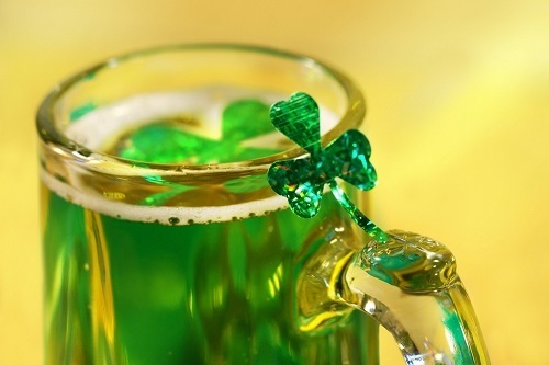 event_st_patricks_day_party_green_beer_glitter_clover_floating_on_beer-1 event_st_patricks_day_party_green_beer_glitter_clover_floating_on_beer-1
