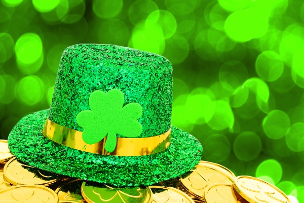st_patricks_glittery_green_hat_and_gold_coins_126601775 st_patricks_glittery_green_hat_and_gold_coins_126601775