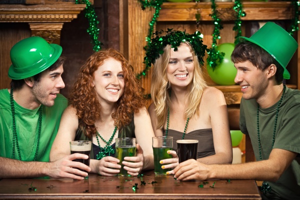 st_patricks_group_in_bar_wearing_st_patricks_day_hats_141719401 st_patricks_group_in_bar_wearing_st_patricks_day_hats_141719401