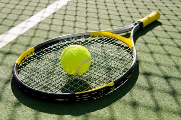 tennis_ball_on_tennis_racket_24424993-20 tennis_ball_on_tennis_racket_24424993-20