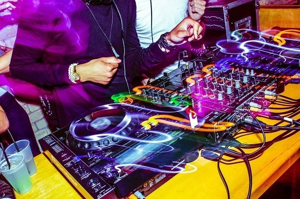 DJ_Spinning_tunes-9 DJ_Spinning_tunes-9