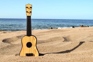 guitar-in-the-sand_571709050_downscale_
