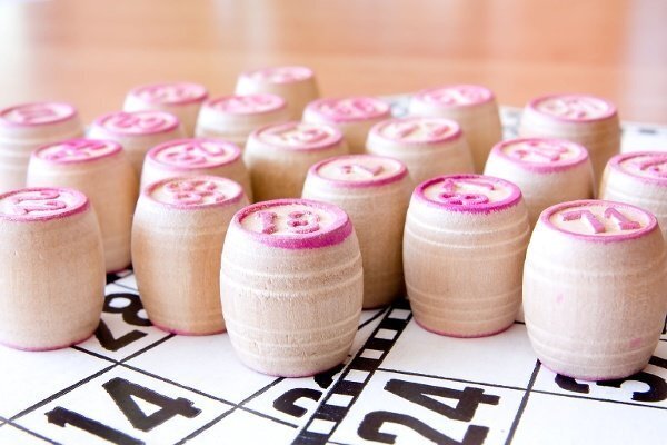 bingo_pieces_and_card_48523702