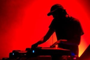 band_silouette_of_dj_turntable_red_background-2