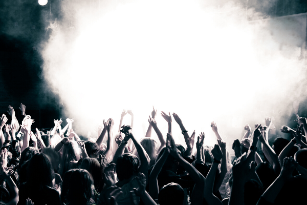 concert-crowd-smoke-machine-1